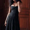 Seren – Schwarzes Maxikleid mit Blumenmuster und Spitzenrücken Seren – Schwarzes Maxikleid mit Blumenmuster und Spitzenrücken