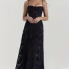 Seren – Schwarzes Maxikleid mit Blumenmuster und Spitzenrücken Seren – Schwarzes Maxikleid mit Blumenmuster und Spitzenrücken