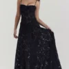Seren – Schwarzes Maxikleid mit Blumenmuster und Spitzenrücken Seren – Schwarzes Maxikleid mit Blumenmuster und Spitzenrücken