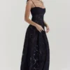 Seren – Schwarzes Maxikleid mit Blumenmuster und Spitzenrücken Seren – Schwarzes Maxikleid mit Blumenmuster und Spitzenrücken
