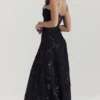 Seren – Schwarzes Maxikleid mit Blumenmuster und Spitzenrücken Seren – Schwarzes Maxikleid mit Blumenmuster und Spitzenrücken