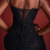 Seren – Schwarzes Maxikleid mit Blumenmuster und Spitzenrücken Seren – Schwarzes Maxikleid mit Blumenmuster und Spitzenrücken