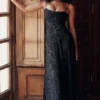 Seren – Schwarzes Maxikleid mit Blumenmuster und Spitzenrücken Seren – Schwarzes Maxikleid mit Blumenmuster und Spitzenrücken