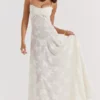 Seren Vintage cremefarbenes Maxikleid mit Blumenmuster und Spitzenrücken Seren Vintage cremefarbenes Maxikleid mit Blumenmuster und Spitzenrücken