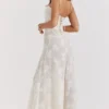 Seren Vintage cremefarbenes Maxikleid mit Blumenmuster und Spitzenrücken Seren Vintage cremefarbenes Maxikleid mit Blumenmuster und Spitzenrücken