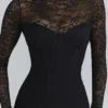 Shiloh – Langärmliges Maxikleid aus schwarzer Spitze mit Korsett Shiloh – Langärmliges Maxikleid aus schwarzer Spitze mit Korsett