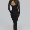 Shiloh – Langärmliges Maxikleid aus schwarzer Spitze mit Korsett Shiloh – Langärmliges Maxikleid aus schwarzer Spitze mit Korsett