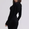 Sierra – Schwarzes Samt-Minikleid mit tiefem Ausschnitt Sierra – Schwarzes Samt-Minikleid mit tiefem Ausschnitt