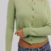 Signature Matcha Kaschmir + Merinowolle-Strickjacke Signature Matcha Kaschmir + Merinowolle-Strickjacke