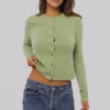 Signature Matcha Kaschmir + Merinowolle-Strickjacke Signature Matcha Kaschmir + Merinowolle-Strickjacke