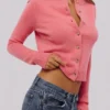 Signature-Strickjacke aus Kaschmir und Merinowolle in Himbeer Signature-Strickjacke aus Kaschmir und Merinowolle in Himbeer