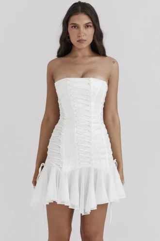 Sirena Weißes, trägerloses Minikleid mit Schnürung