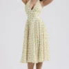 Solada Elfenbeinfarbenes Sommerkleid aus Georgette mit Vintage-Blumenprint und Neckholder Solada Elfenbeinfarbenes Sommerkleid aus Georgette mit Vintage-Blumenprint und Neckholder