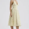 Solada Elfenbeinfarbenes Sommerkleid aus Georgette mit Vintage-Blumenprint und Neckholder Solada Elfenbeinfarbenes Sommerkleid aus Georgette mit Vintage-Blumenprint und Neckholder