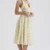 Solada Elfenbeinfarbenes Sommerkleid aus Georgette mit Vintage-Blumenprint und Neckholder Solada Elfenbeinfarbenes Sommerkleid aus Georgette mit Vintage-Blumenprint und Neckholder