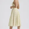 Solada Elfenbeinfarbenes Sommerkleid aus Georgette mit Vintage-Blumenprint und Neckholder Solada Elfenbeinfarbenes Sommerkleid aus Georgette mit Vintage-Blumenprint und Neckholder