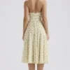 Solada Elfenbeinfarbenes Sommerkleid aus Georgette mit Vintage-Blumenprint und Neckholder Solada Elfenbeinfarbenes Sommerkleid aus Georgette mit Vintage-Blumenprint und Neckholder