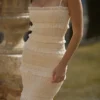 Solana – Elfenbeinfarbenes Maxikleid mit Pailletten und Falten Solana – Elfenbeinfarbenes Maxikleid mit Pailletten und Falten