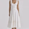Solana – Weißes Midi-Sommerkleid aus Baumwolle mit Taillengürtel Solana – Weißes Midi-Sommerkleid aus Baumwolle mit Taillengürtel