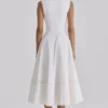 Solana – Weißes Midi-Sommerkleid aus Baumwolle mit Taillengürtel Solana – Weißes Midi-Sommerkleid aus Baumwolle mit Taillengürtel