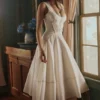 Solana – Weißes Midi-Sommerkleid aus Baumwolle mit Taillengürtel Solana – Weißes Midi-Sommerkleid aus Baumwolle mit Taillengürtel