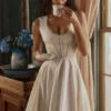 Solana – Weißes Midi-Sommerkleid aus Baumwolle mit Taillengürtel Solana – Weißes Midi-Sommerkleid aus Baumwolle mit Taillengürtel