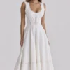 Solana – Weißes Midi-Sommerkleid aus Baumwolle mit Taillengürtel Solana – Weißes Midi-Sommerkleid aus Baumwolle mit Taillengürtel