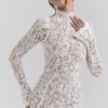Sophia Vintage Elfenbeinfarbenes, figurbetontes Midi-Kleid aus Spitze Sophia Vintage Elfenbeinfarbenes, figurbetontes Midi-Kleid aus Spitze