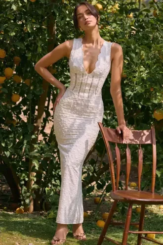 Sophina Weißes Maxikleid aus Baumwolle mit Broderie Anglais und tiefem Ausschnitt