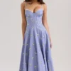 Steffani Blaues Midi-Sommerkleid aus Stretch-Baumwolle mit Gänseblümchen-Print Steffani Blaues Midi-Sommerkleid aus Stretch-Baumwolle mit Gänseblümchen-Print