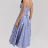 Steffani Blaues Midi-Sommerkleid aus Stretch-Baumwolle mit Gänseblümchen-Print Steffani Blaues Midi-Sommerkleid aus Stretch-Baumwolle mit Gänseblümchen-Print