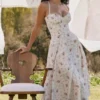 Steffani Weißes Midi-Sommerkleid aus Stretch-Baumwolle mit Rosenprint Steffani Weißes Midi-Sommerkleid aus Stretch-Baumwolle mit Rosenprint
