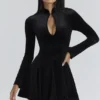 Stella – Schwarzes Samt-Minikleid mit Schlüssellochausschnitt Stella – Schwarzes Samt-Minikleid mit Schlüssellochausschnitt