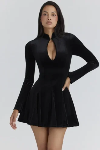 Stella – Schwarzes Samt-Minikleid mit Schlüssellochausschnitt