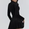 Stella – Schwarzes Samt-Minikleid mit Schlüssellochausschnitt Stella – Schwarzes Samt-Minikleid mit Schlüssellochausschnitt