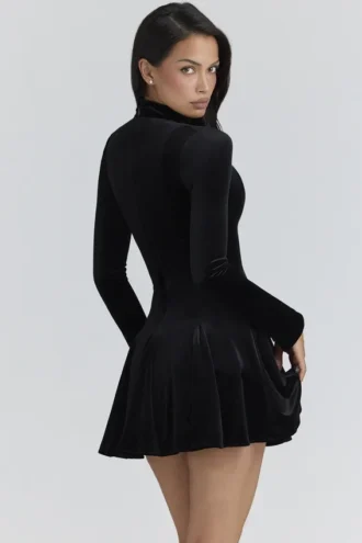 Stella – Schwarzes Samt-Minikleid mit Schlüssellochausschnitt