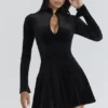 Stella – Schwarzes Samt-Minikleid mit Schlüssellochausschnitt Stella – Schwarzes Samt-Minikleid mit Schlüssellochausschnitt