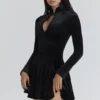 Stella – Schwarzes Samt-Minikleid mit Schlüssellochausschnitt Stella – Schwarzes Samt-Minikleid mit Schlüssellochausschnitt