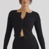 Sylvia Schwarze Strickjacke mit Rippmuster Sylvia Schwarze Strickjacke mit Rippmuster