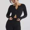 Sylvia Schwarze Strickjacke mit Rippmuster Sylvia Schwarze Strickjacke mit Rippmuster
