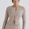 Sylvia Taupe Gerippte Strickjacke Sylvia Taupe Gerippte Strickjacke