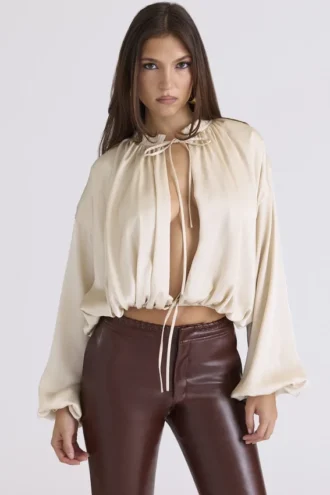 Talia Ecru Satin-Bluse mit offenem Vorderteil Talia Ecru Satin-Bluse mit offenem Vorderteil