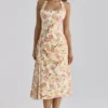 Tallulah Midi-Kleid aus Baumwolle mit Halterneck und Warm-Rose-Print Tallulah Midi-Kleid aus Baumwolle mit Halterneck und Warm-Rose-Print