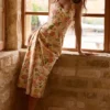 Tallulah Midi-Kleid aus Baumwolle mit Halterneck und Warm-Rose-Print Tallulah Midi-Kleid aus Baumwolle mit Halterneck und Warm-Rose-Print