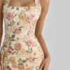 Tallulah Midi-Kleid aus Baumwolle mit Halterneck und Warm-Rose-Print Tallulah Midi-Kleid aus Baumwolle mit Halterneck und Warm-Rose-Print