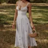 Tatiana Bluebell Midi-Sommerkleid aus Spitze und Baumwolle mit Broderie Anglaise Tatiana Bluebell Midi-Sommerkleid aus Spitze und Baumwolle mit Broderie Anglaise