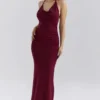 Thalina Weinrot Drapiertes Maxikleid mit Neckholder Thalina Weinrot Drapiertes Maxikleid mit Neckholder