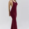 Thalina Weinrot Drapiertes Maxikleid mit Neckholder Thalina Weinrot Drapiertes Maxikleid mit Neckholder