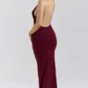 Thalina Weinrot Drapiertes Maxikleid mit Neckholder Thalina Weinrot Drapiertes Maxikleid mit Neckholder