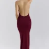 Thalina Weinrot Drapiertes Maxikleid mit Neckholder Thalina Weinrot Drapiertes Maxikleid mit Neckholder